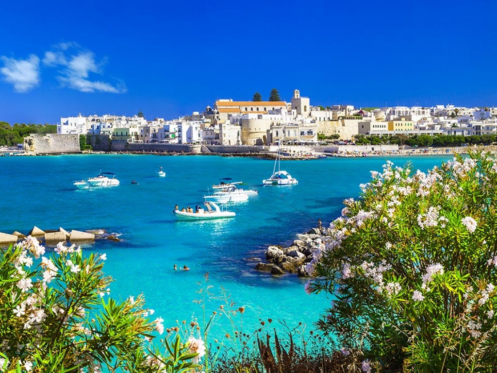 Otranto — castello aragonese e acque cristalline dell'Adriatico salentino